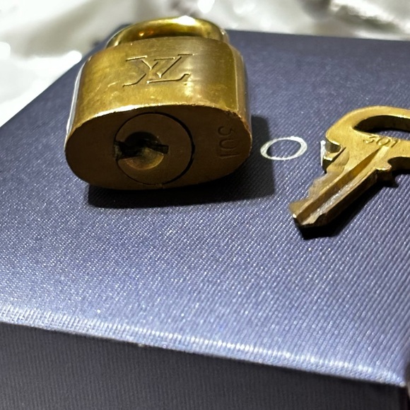 Louis Vuitton vintage, gold tone, brass padlock and one key #301 🔐 - Picture 4 of 4
